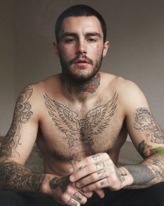 tatouage homme torse oiseau