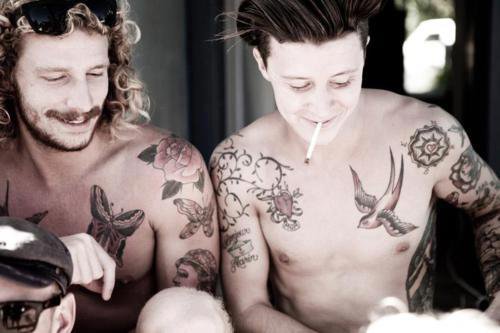 tatouage homme torse oiseau