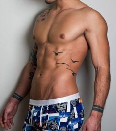 tatouage homme torse oiseau