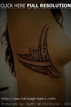 tatouage homme ventre coté