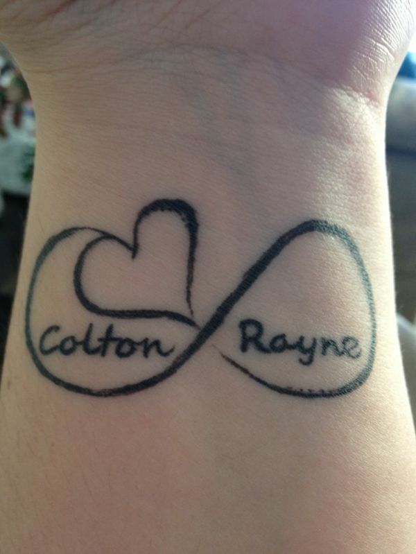 tatouage infini au poignet
