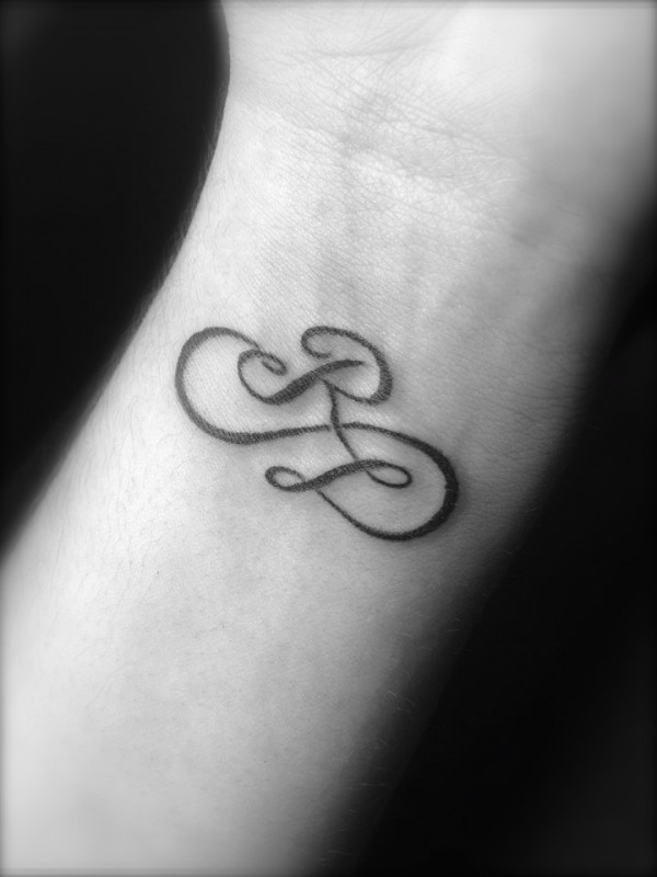 tatouage infini avec la lettre m