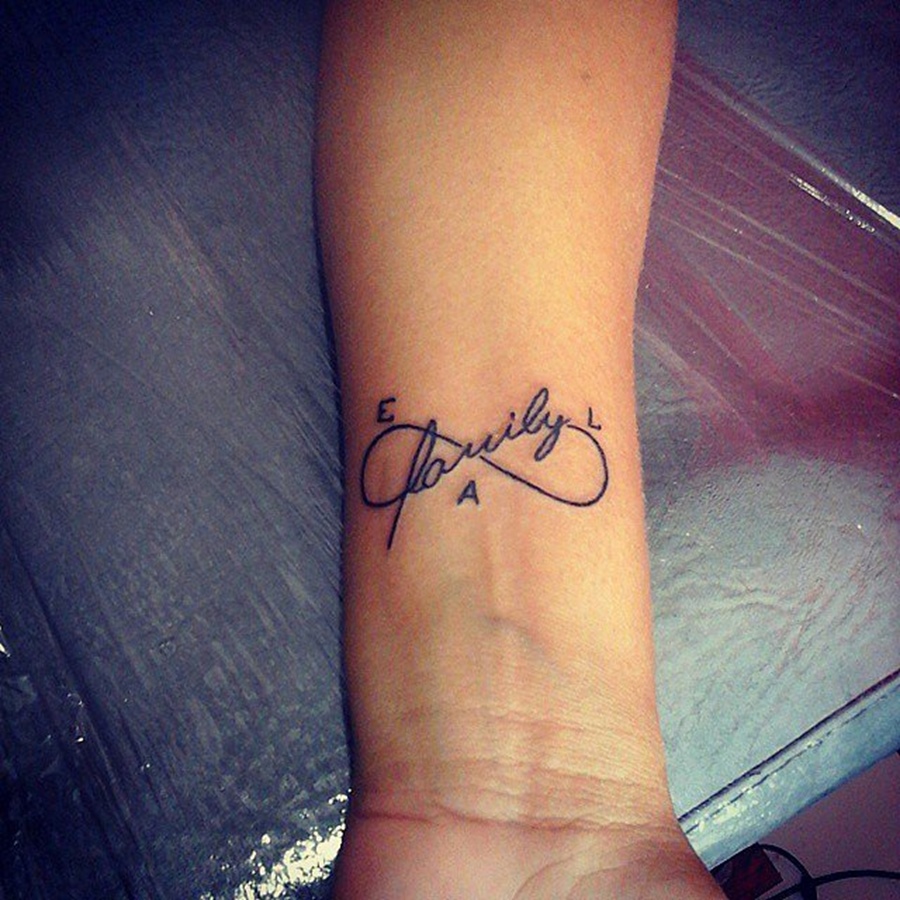 tatouage infini avec mot