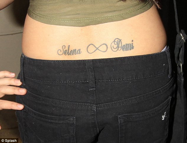 tatouage infini bas du dos