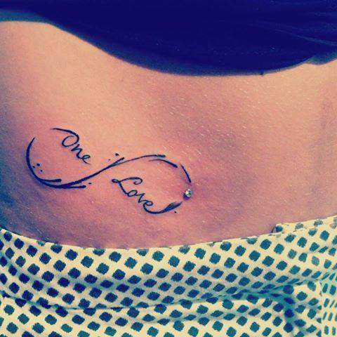 tatouage infini bas du dos