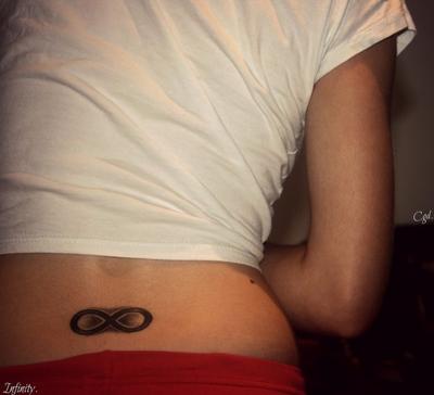 tatouage infini bas du dos