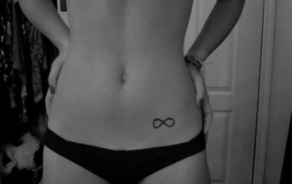 tatouage infini bas du ventre