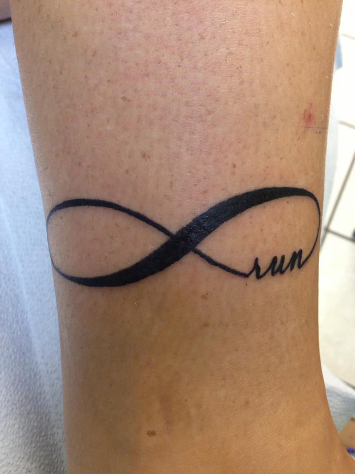 tatouage infini cheville