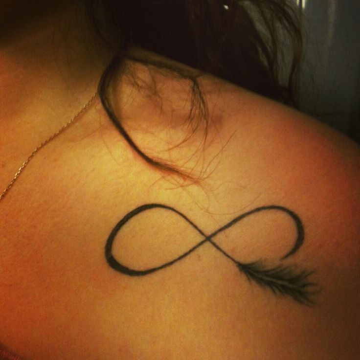 Tatouage infini clavicule
