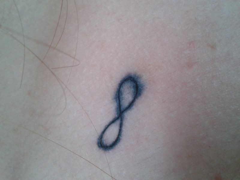 tatouage infini clavicule