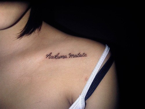 tatouage infini clavicule