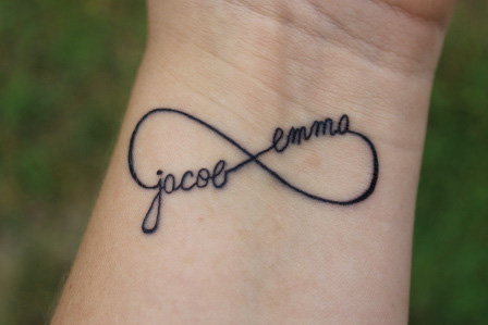 tatouage infini clavicule