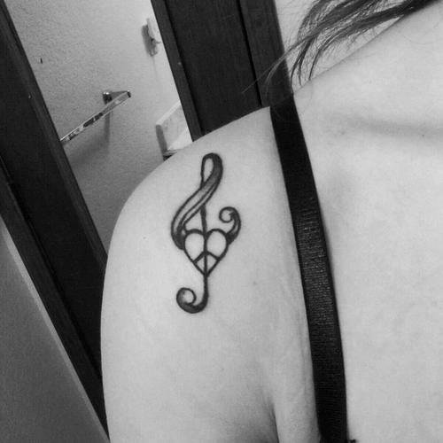 tatouage infini clé de sol