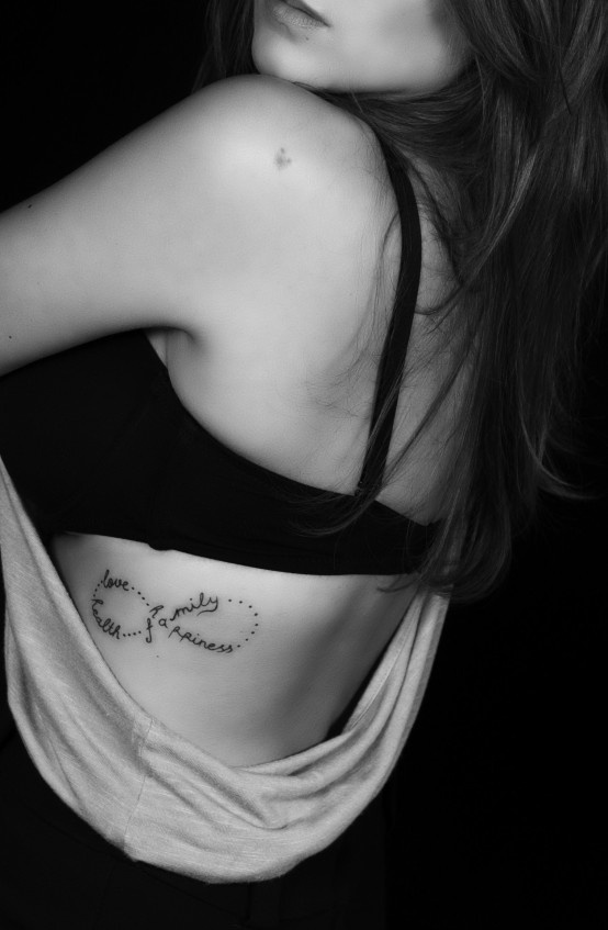 tatouage infini cote