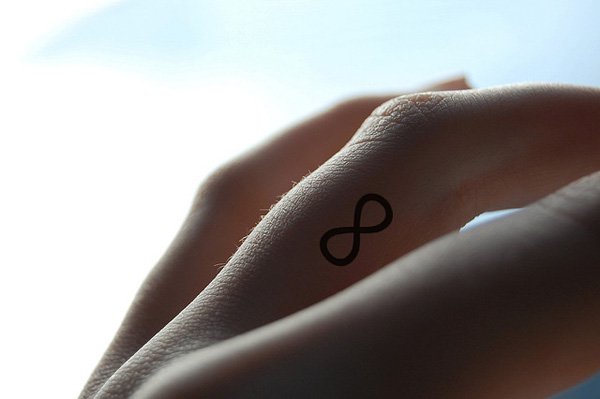 tatouage infini doigt