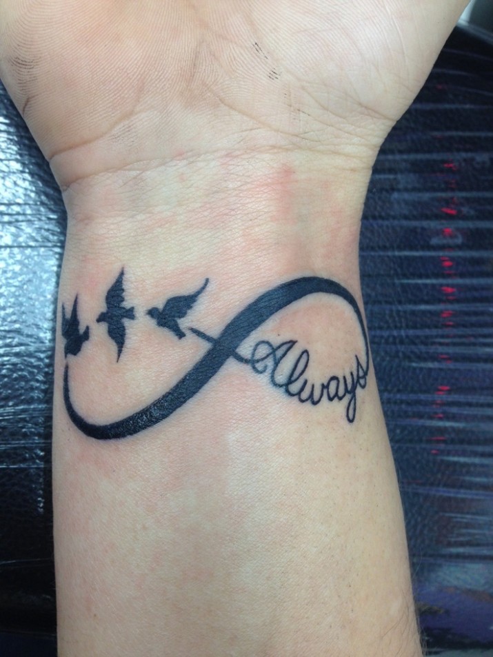 tatouage infini et oiseau