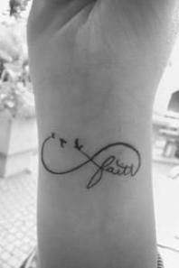 tatouage infini et oiseau