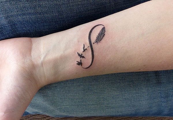 tatouage infini et plume