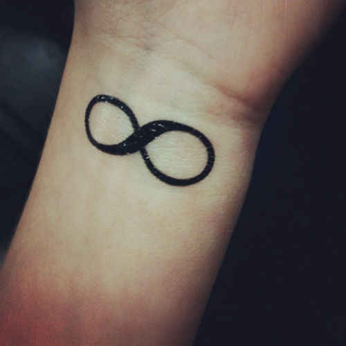 tatouage infini homme