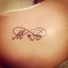 tatouage infini initiale