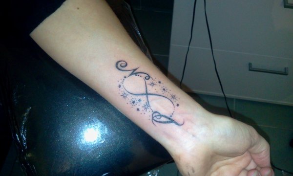 tatouage infini initiale