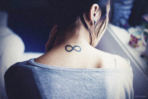 tatouage infini nuque