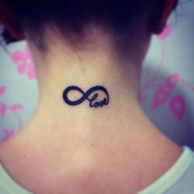 tatouage infini nuque