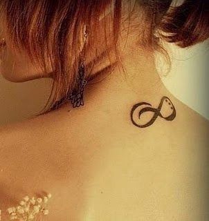 tatouage infini nuque