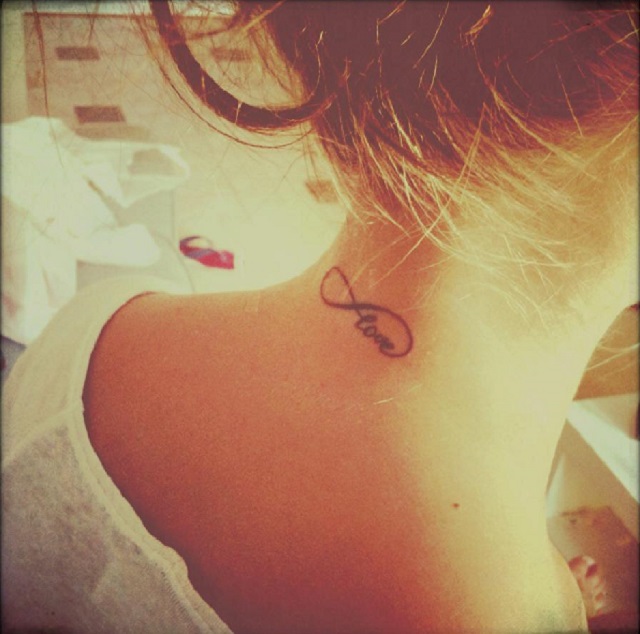tatouage infini nuque