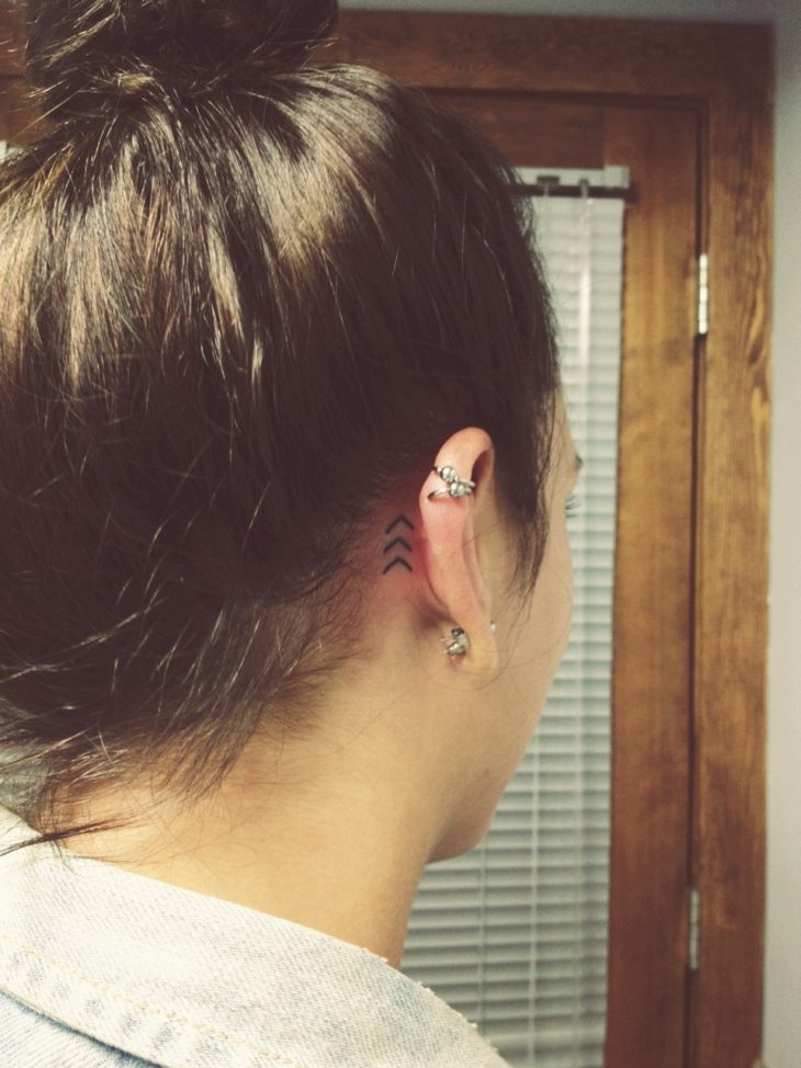 tatouage infini oreille