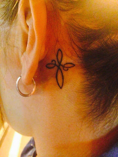tatouage infini oreille