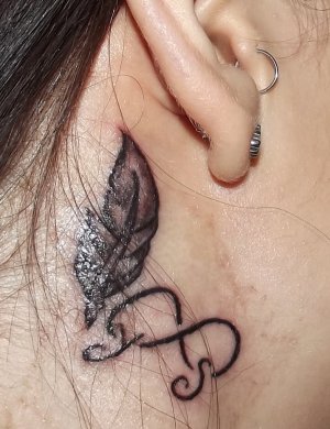 tatouage infini oreille