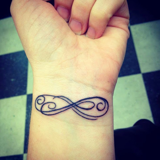 tatouage infini pied
