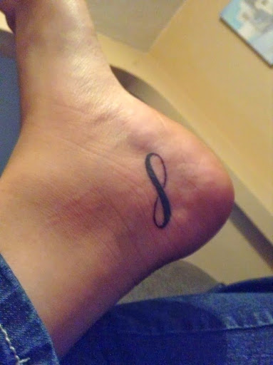 tatouage infini pied