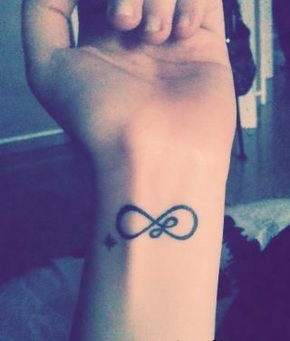 tatouage infini poignet
