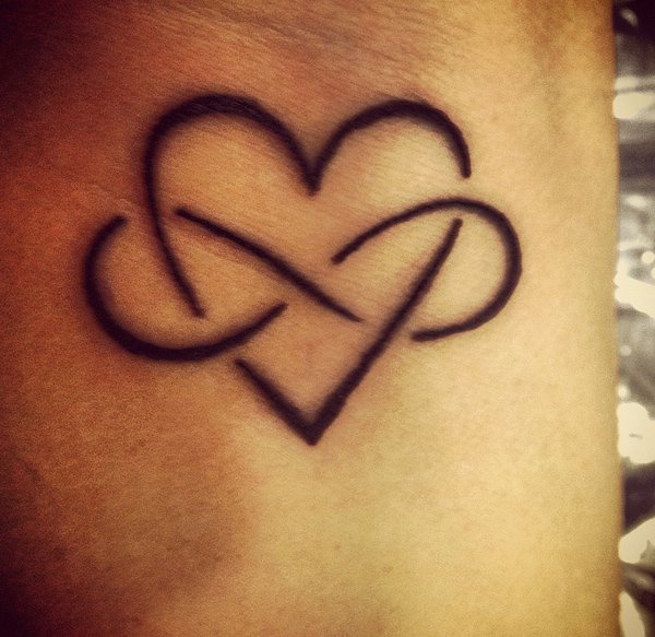 tatouage infinity love