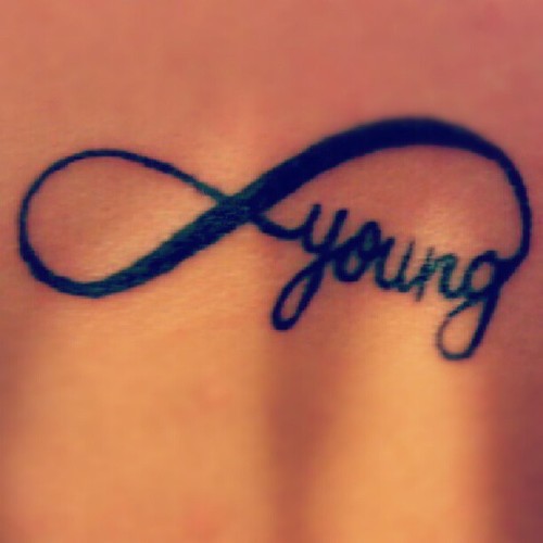 tatouage infinity young