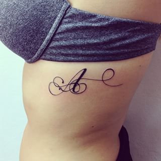 Tatouage initial sur les cotes