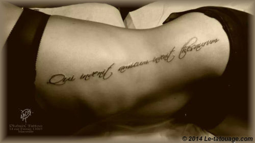 tatouage initial sur les cotes