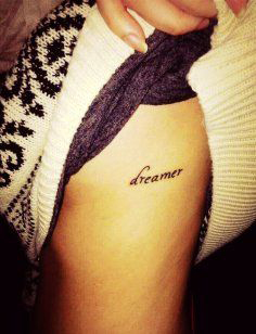 tatouage initial sur les cotes