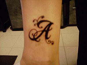 tatouage initiale ac