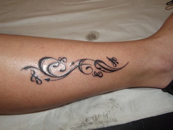 tatouage initiale arabesque