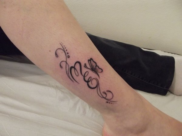 tatouage initiale arabesque