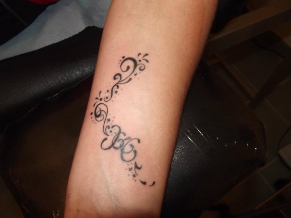 tatouage initiale arabesque
