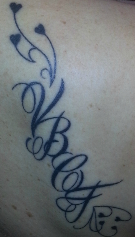 tatouage initiale arabesque