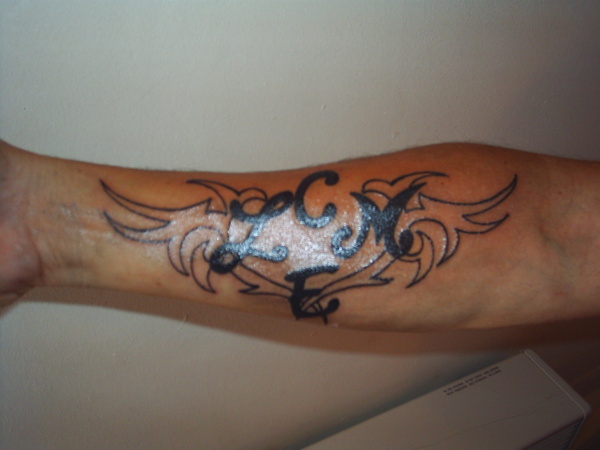 tatouage initiale avant bras