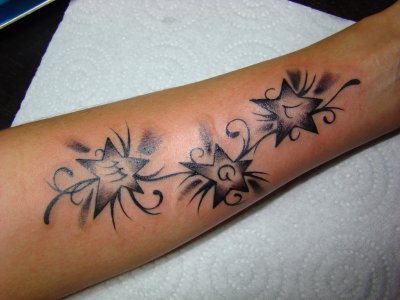 tatouage initiale avant bras