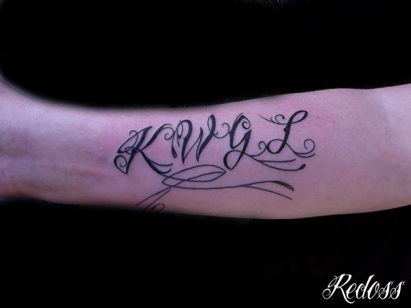 tatouage initiale avant bras