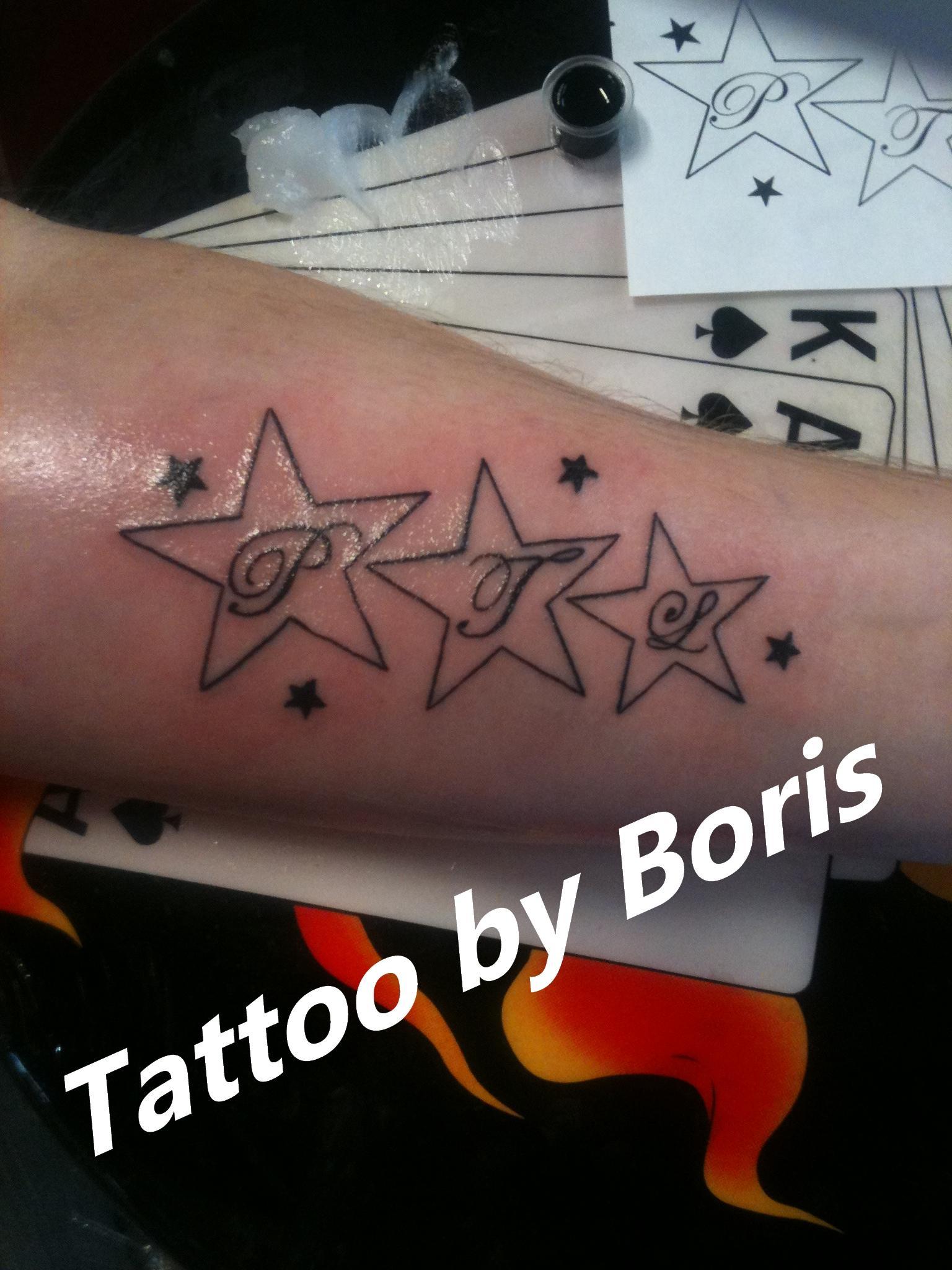 tatouage initiale avant bras