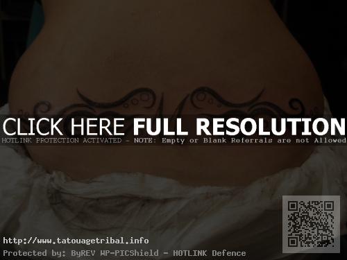tatouage initiale bas du dos